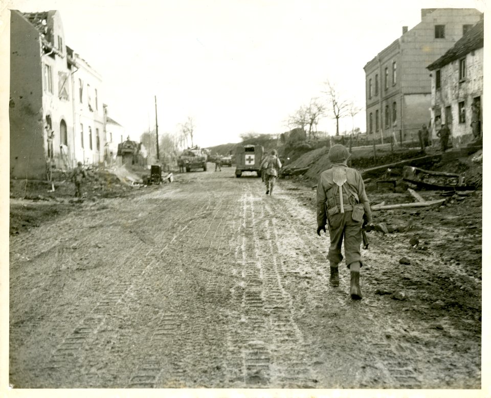 American infantrymen advance to the front through the shel…