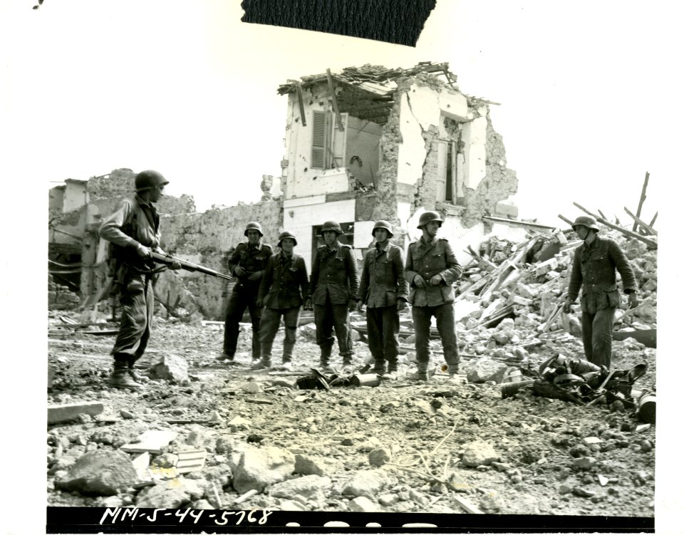 Covered by an American guard these German prisoners are sh…