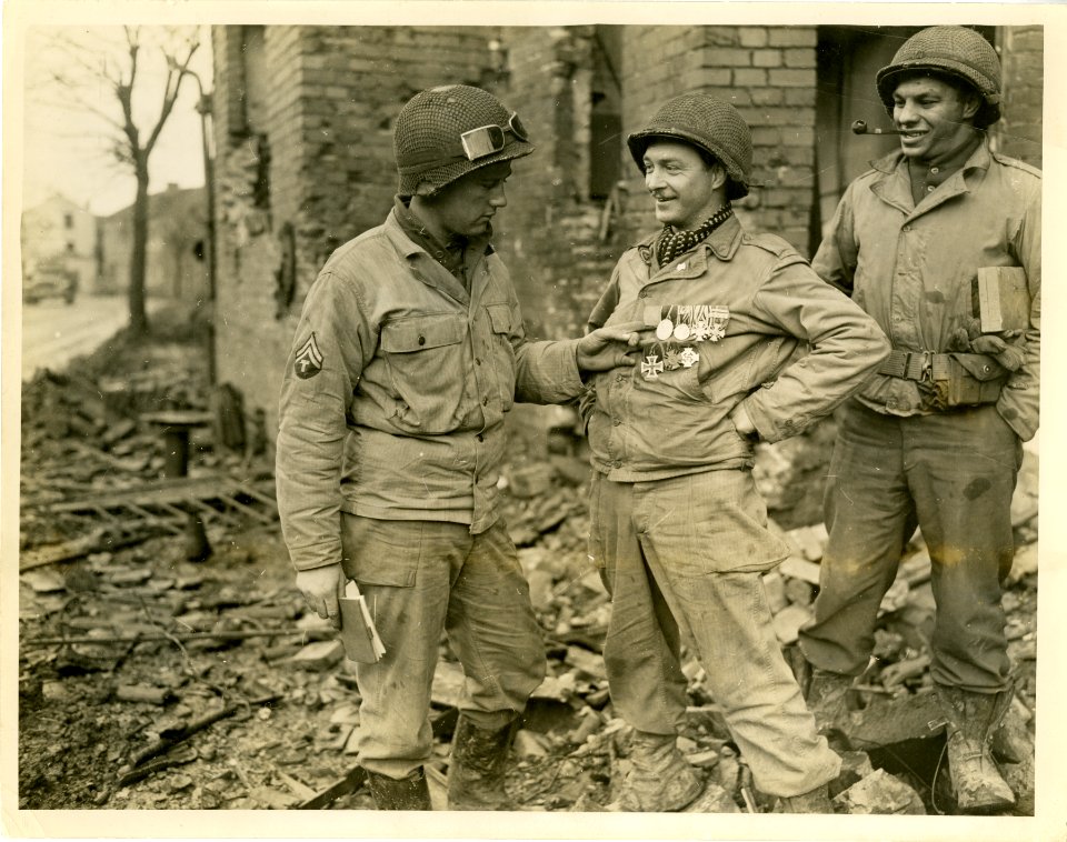 Tec. 5 Marvin Wells, Bluefield, W.Va., left, examines Germ…