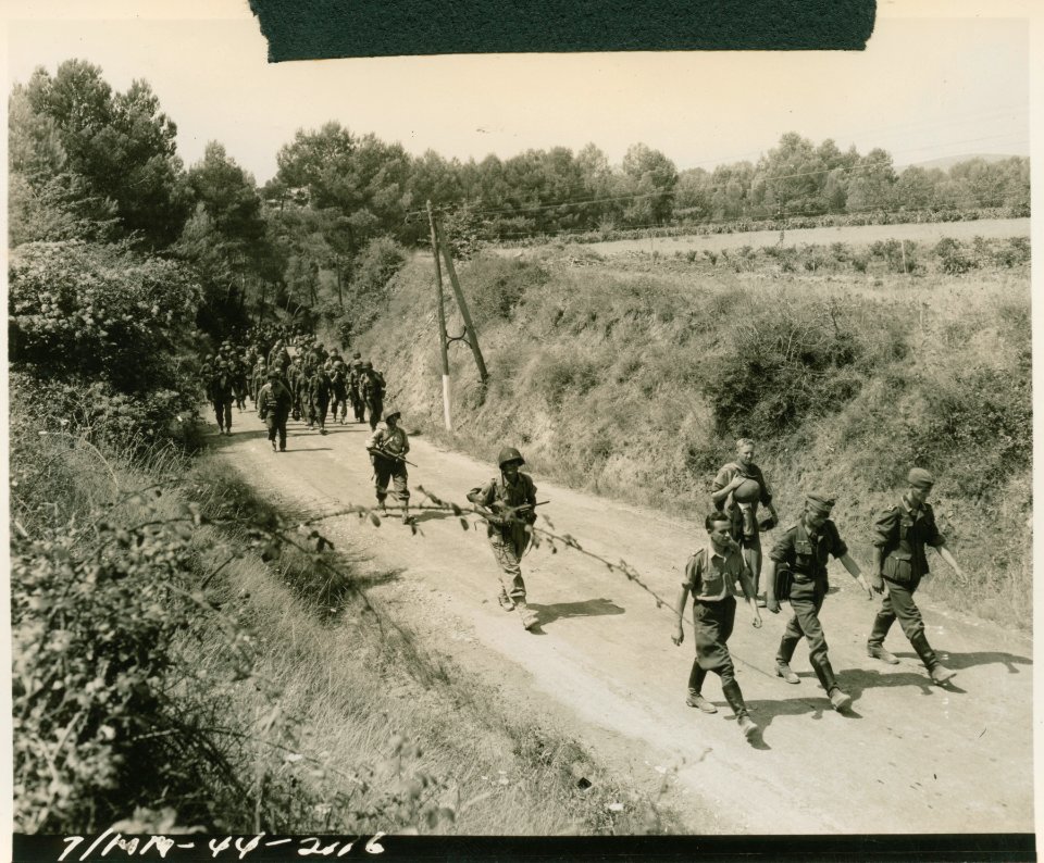 Paratroopers of the 1st Airborne, T.F., march along the ro…