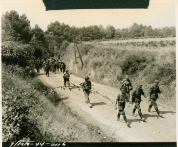 Paratroopers of the 1st Airborne, T.F., march along the ro…
