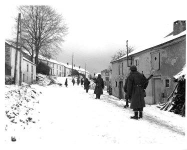 SC 199300 - On the lookout for German snipers, a squad of …