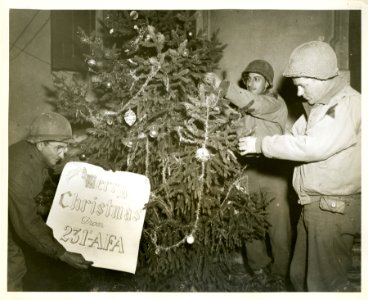 6th Armored Div. GIs decorate a Christmas tree in Saarbrüc… photo