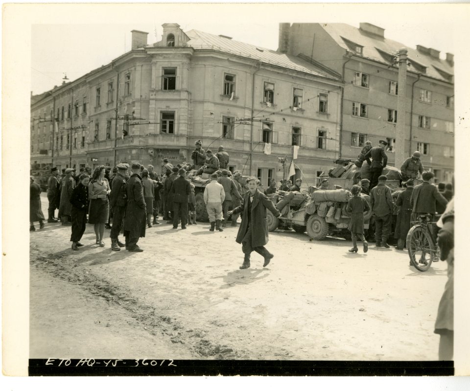 Civilians and liberated prisoners of war gathering around …