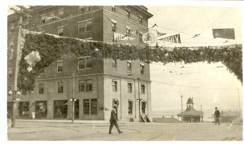 Street scene: Red River & Cumberland