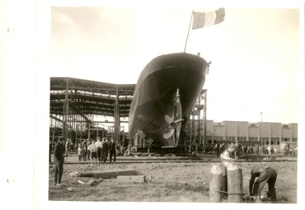 Stern view "Mantoue" leaving berth