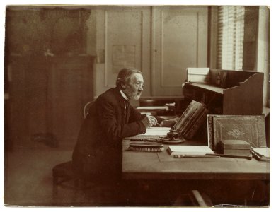 C.W. Bruinvis in zijn werkkamer