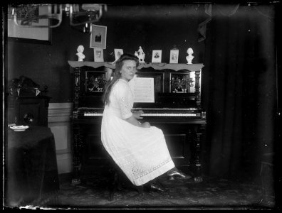 Vrouw met piano