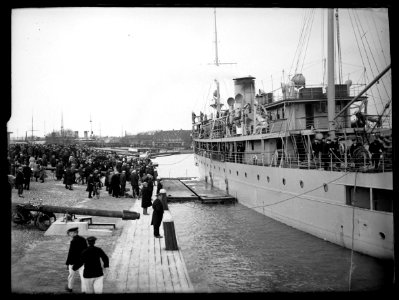 Aangemeerd marineschip photo