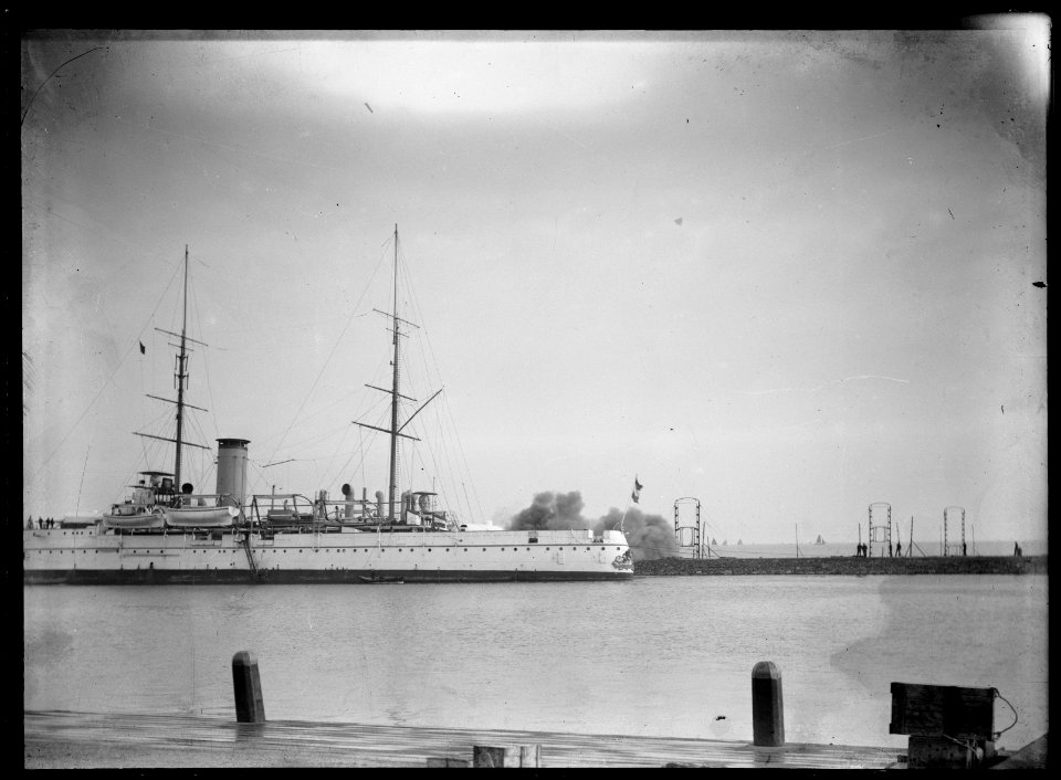 Aangemeerd marineschip