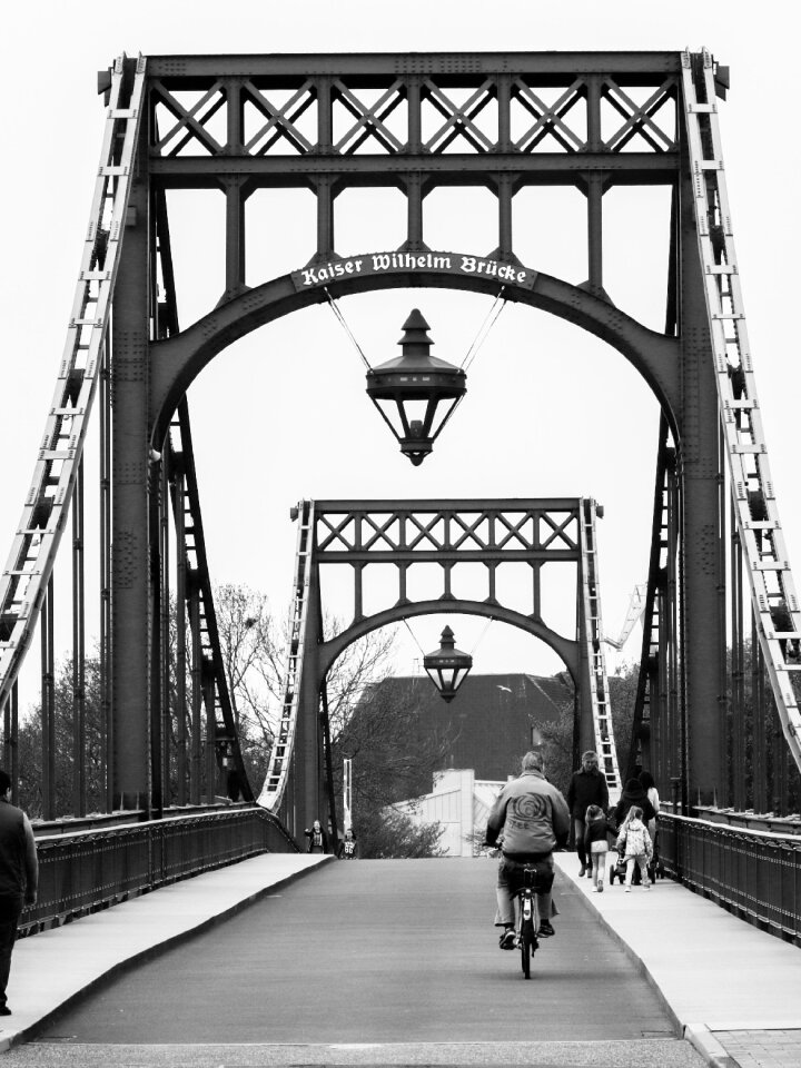 Vehicle suspension bridge travel
