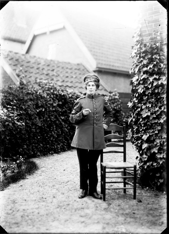 Vrouw in uniform