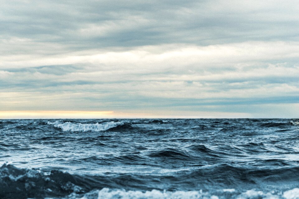 Waves horizon clouds