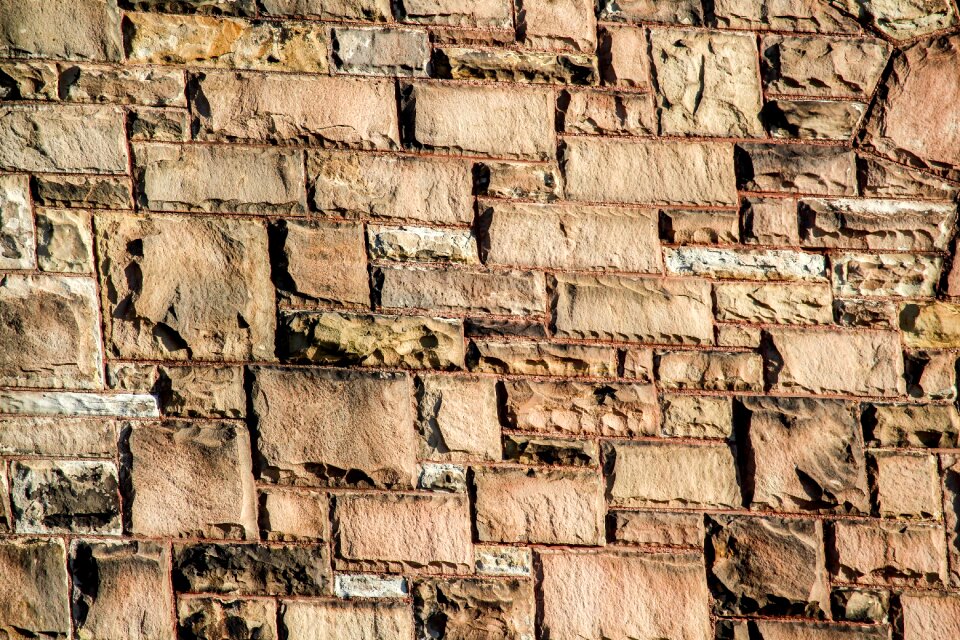 Pattern stone wall