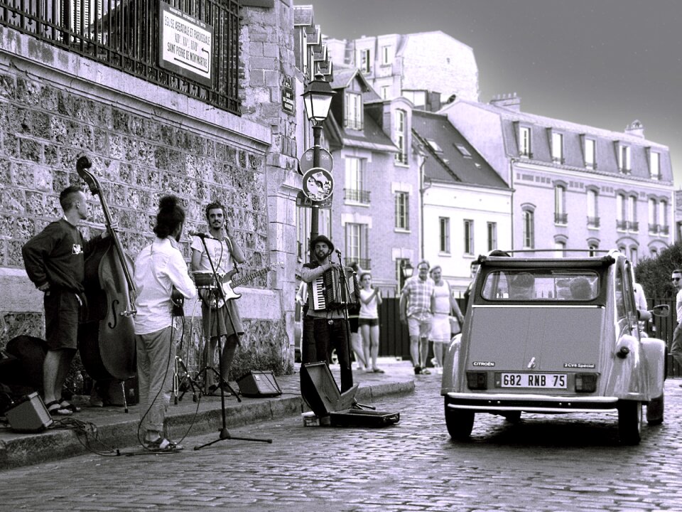 Musicians citroën 2cv street scene
