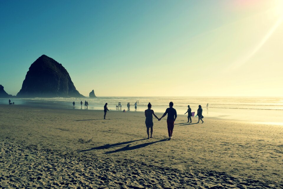 Silhouette vacation couple