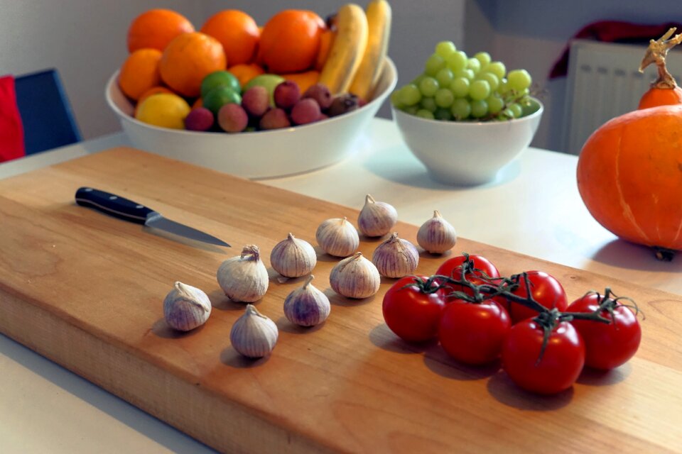 Cutting board tomatoes garlic