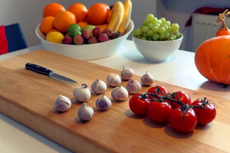 Cutting board tomatoes garlic