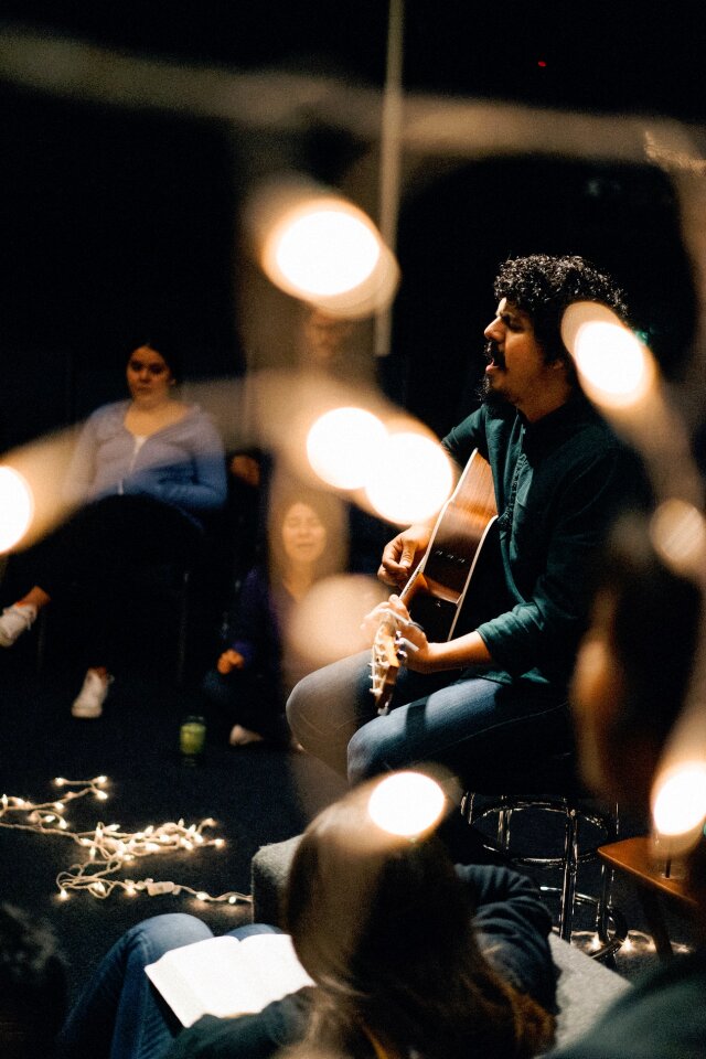 Event singing guitar