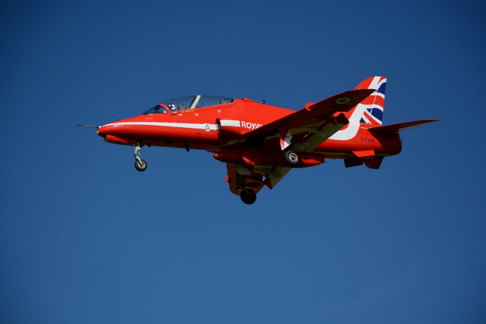 Jet landing blue arrow