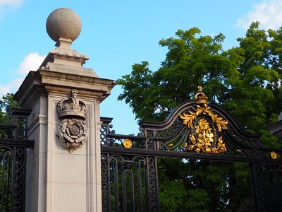 Ornament fence grid