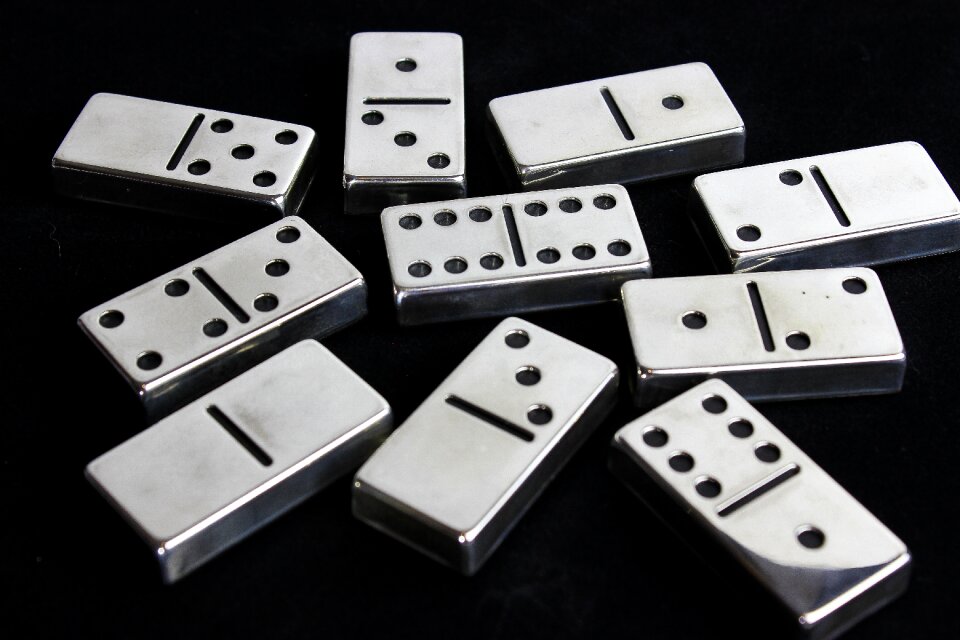 Dice risk dominoes