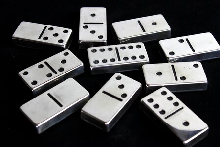 Dice risk dominoes