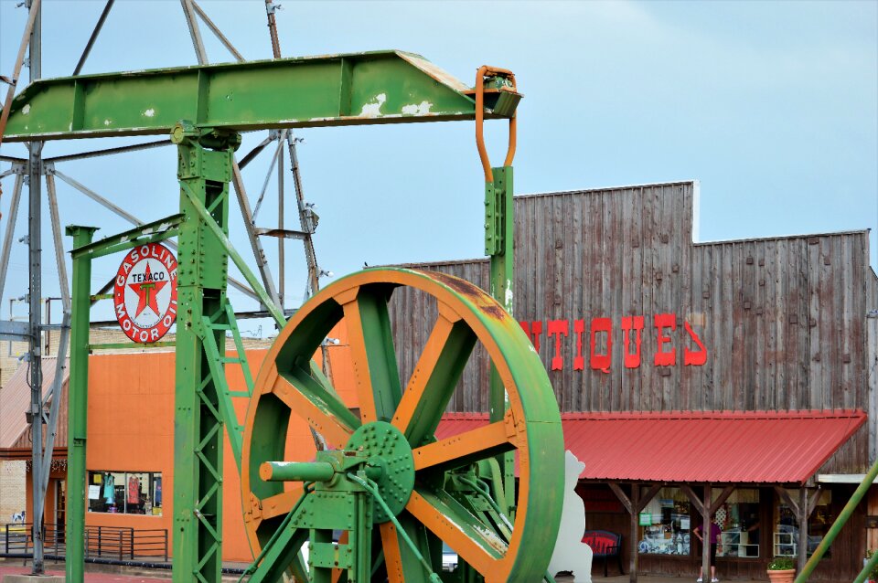 Well pumpjack texaco