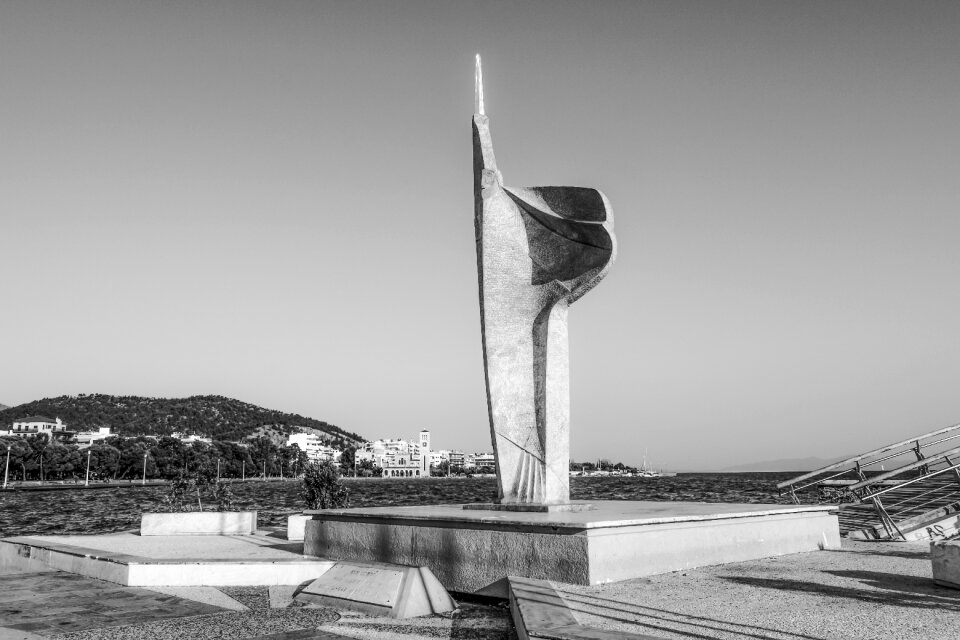 Sculpture statue monument of the resistance