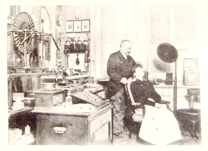 Procedimientos de hipnotización. Hipnotización por la varilla de marfil. (Instántanea obtenida de noche, con la luz de magnesio, en el gabinete del autor).