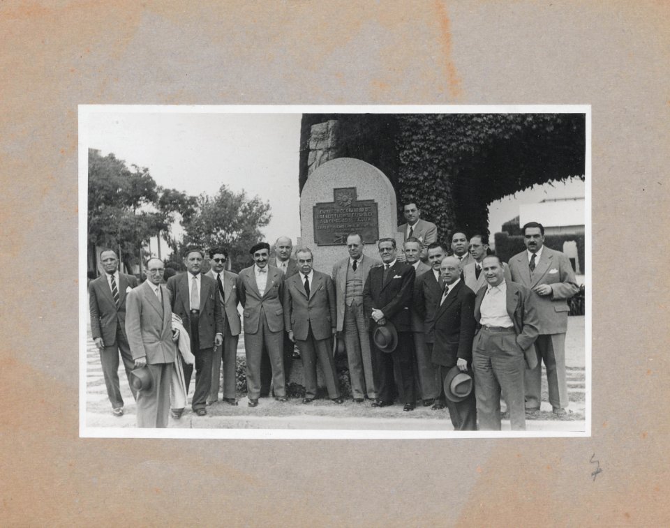 "Manuel Blasco Garzón, retrato de grupo. Monolito con leyenda "Expresión de gratitud de los Republicanos Españoles a la democracia uruguaya"."