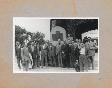 "Manuel Blasco Garzón, retrato de grupo. Monolito con leyenda "Expresión de gratitud de los Republicanos Españoles a la democracia uruguaya"."
