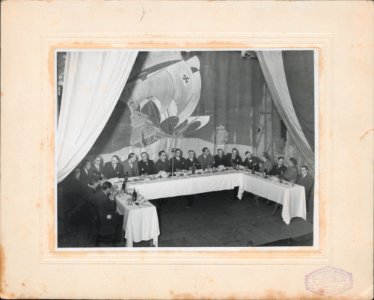 "Homenaje al Cónsul de España, de Burgos y afines. Consulado de España en Buenos Aires. 16 de Enero de 1942 (en reverso)"