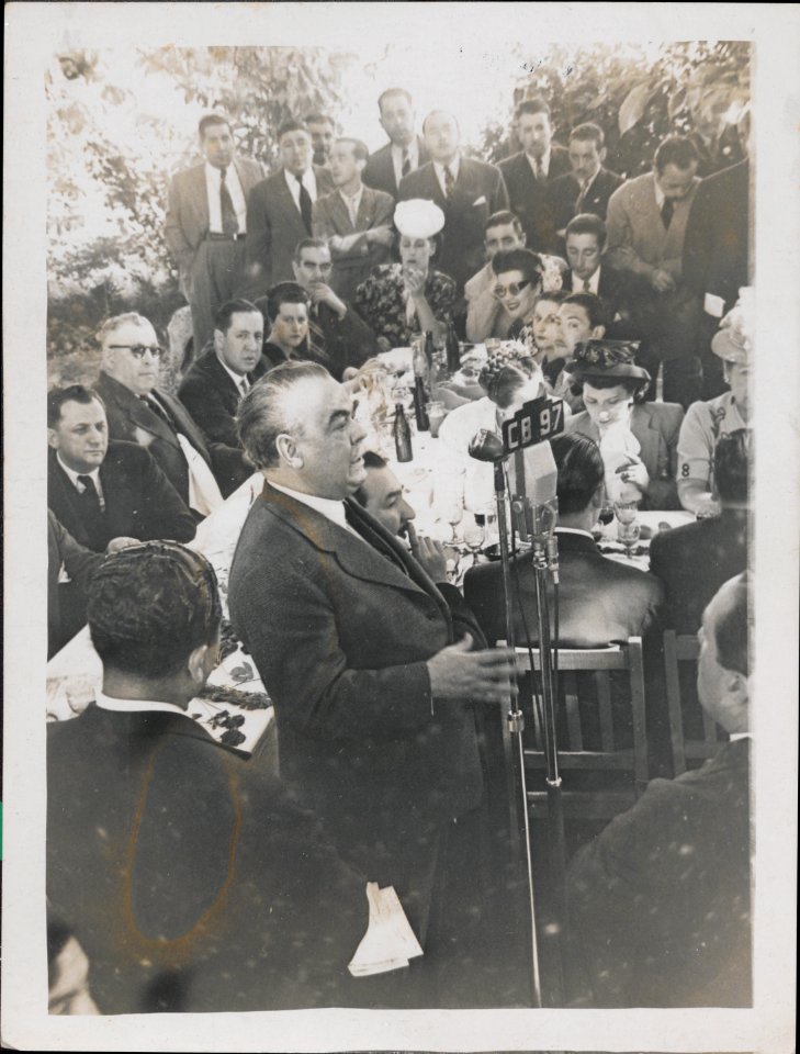 "Manuel Blasco Garzón pronunciando un discurso. En reverso : "En el banquete celebrado en honor del Ministro del Interior Luis A. Cuevas, el señor Blasco Garzón pronuncia un discurso de elogio y pide la solidaridad del pueblo chileno para la causa de la R