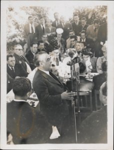 "Manuel Blasco Garzón pronunciando un discurso. En reverso : "En el banquete celebrado en honor del Ministro del Interior Luis A. Cuevas, el señor Blasco Garzón pronuncia un discurso de elogio y pide la solidaridad del pueblo chileno para la causa de la R
