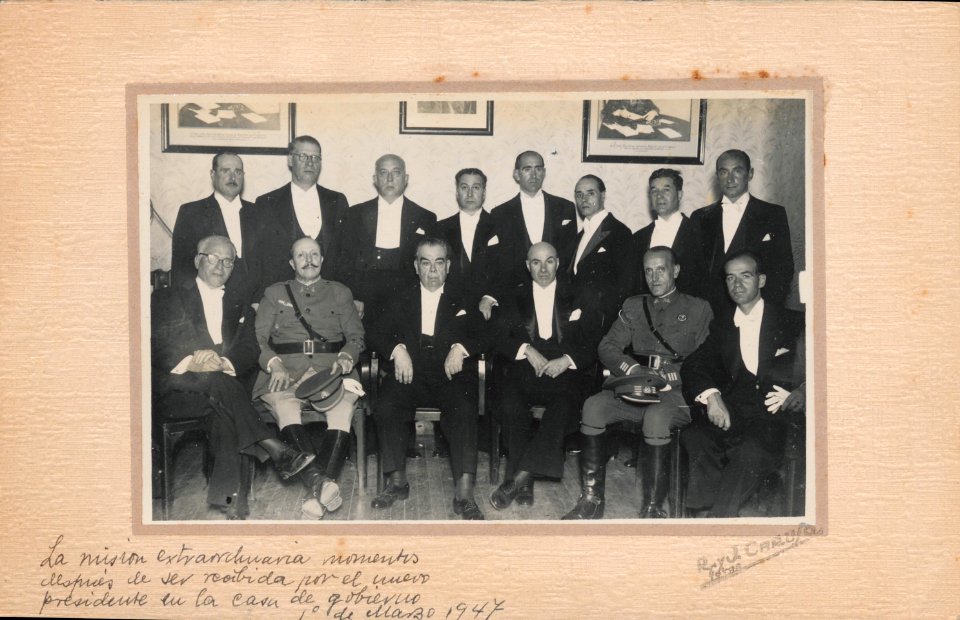"Manuel Blasco Garzón, retrato de grupo. En anverso : "La misión extraordinaria momentos después de ser recibida por el nuevo presidente en la casa de gobierno. 1º de marzo de 1947"