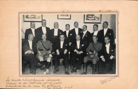 "Manuel Blasco Garzón, retrato de grupo. En anverso : "La misión extraordinaria momentos después de ser recibida por el nuevo presidente en la casa de gobierno. 1º de marzo de 1947"