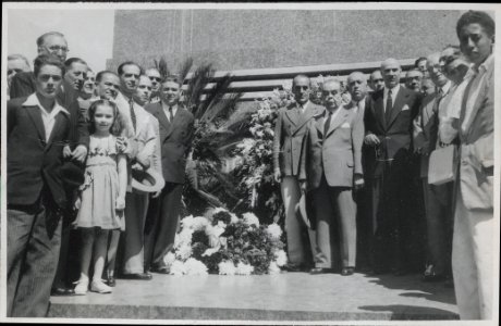 "Manuel Blasco Garzón, retrato de grupo. En reverso: Momento en que la Delegación del Gobierno Republicano Español pone la ofrenda floral en la estatua del libertador general Artigas, situada en la Plaza de la Independencia."