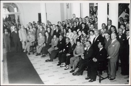 "Manuel Blasco Garzón, retrato de grupo. En reverso: Algunos de los asistentes al acto. En primer término a la derecha el embajador de la URSS (sentado)"