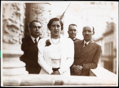 "Manuel Blasco Garzón, retrato de grupo. En reverso: "Rosario Consulado""