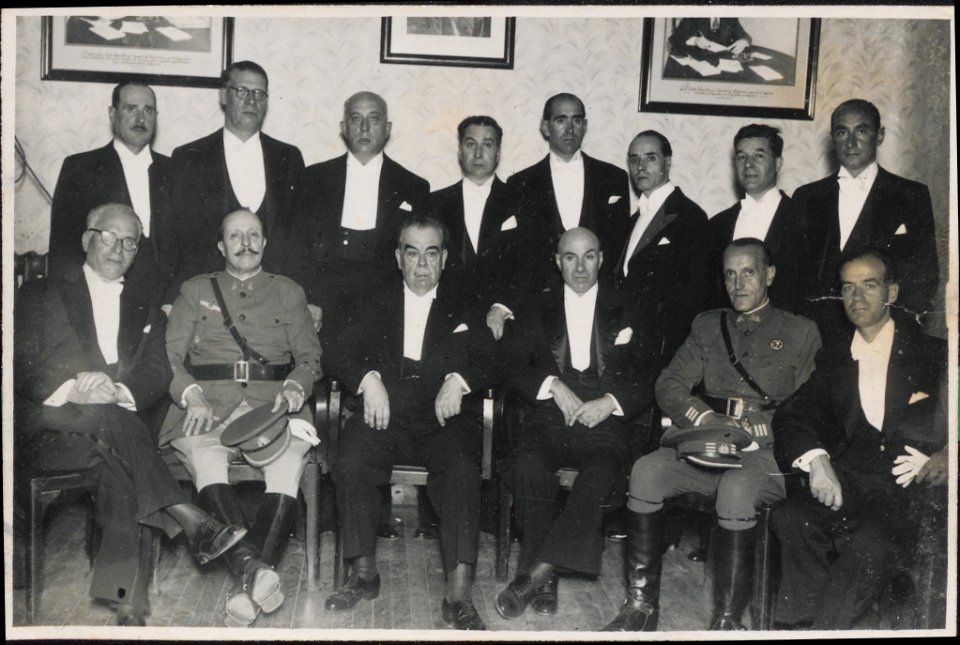 "En reverso: "La misión extraordinaria del Gobierno Republicano Español en el exilio, integrada con las personas designadas por el jefe de la misma para que se incorporaran en Montevideo. (Ilegible a lápiz, nombres de los sentados)"