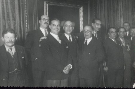 "Manuel Blasco Garzón, retrato de grupo. En reverso "En la embajada"