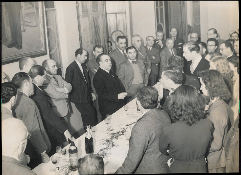 "Manuel Blasco Garzón, retrato de grupo. En reverso: "El Sr. Isidoro Varco presentando al Sr. Manuel Blasco Garzón"
