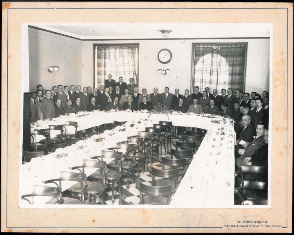 "Manuel Blasco Garzón, retrato de grupo. En reverso: Homenaje a México 3-8-1941. Foto dedicada al Dr. Manuel Blasco Garzón, por esta "Comisión Pro Refujiados Españoles del Auto Motor de Buenos Aires, como demostracón de admiración y aprecio. Firmado. Euge