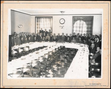 "Manuel Blasco Garzón, retrato de grupo. En reverso: Homenaje a México 3-8-1941. Foto dedicada al Dr. Manuel Blasco Garzón, por esta "Comisión Pro Refujiados Españoles del Auto Motor de Buenos Aires, como demostracón de admiración y aprecio. Firmado. Euge