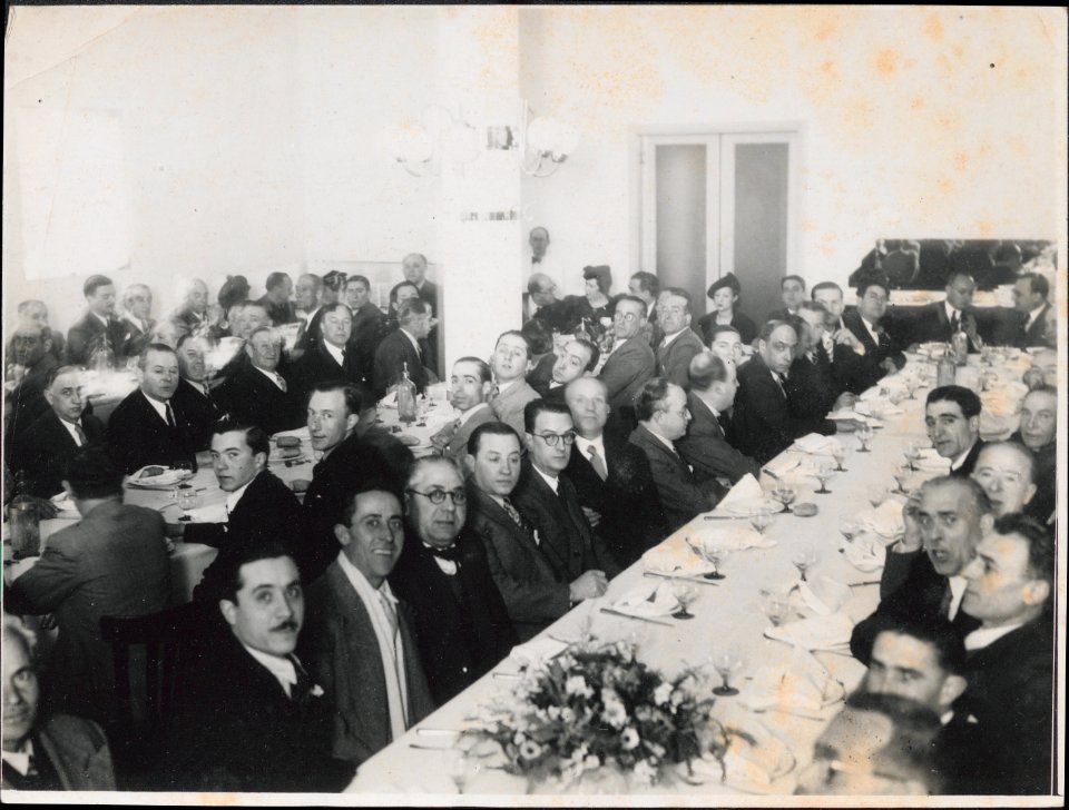 "Grupo en banquete. En reverso : "Conferencia y banquete ofrecido por el cónsul sr. Alvarez Valdés""