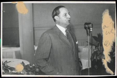 "En reverso: El doctor Batlle y Berres, vice-presidente del Uruguay, pronunciando sus palabras de reconocimiento""