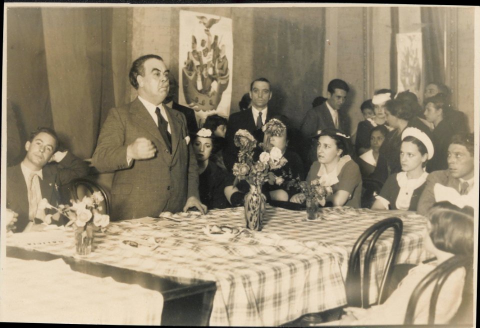 "Manuel Blasco Garzón pronunciando un discurso. En reverso: "Federación de Sociedades Gallegas, Belgrano 1237. Acto celebrado el Domingo 14 de Marzo de 1937""