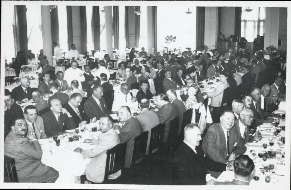 "Grupo en banquete"