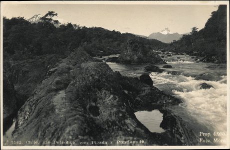 "Postal. Paisaje Chileno. En anverso: "Chile. Rio Petrohue con Picada y Puntiagudo". Manuel Blasco Garzón "